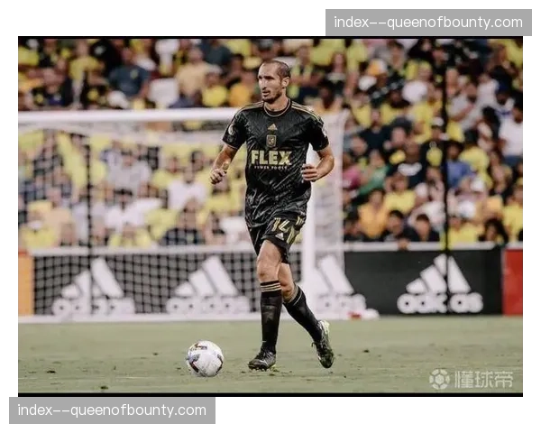 特写：38岁的基耶利尼在洛杉矶FC的防线上，向年轻队友传授意式防守哲学