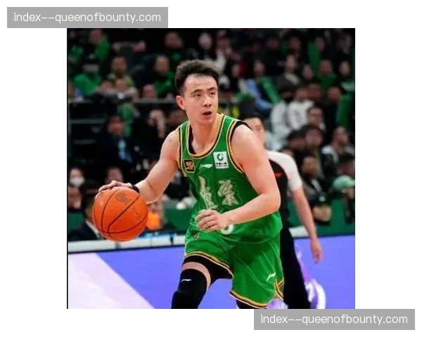 辽宁本钢第三节一波20-5攻势，赵继伟主导全场紧逼收效显著